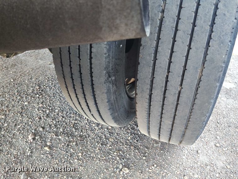 image for item IP9744 2000 Ford F450 Super Duty flatbed truck