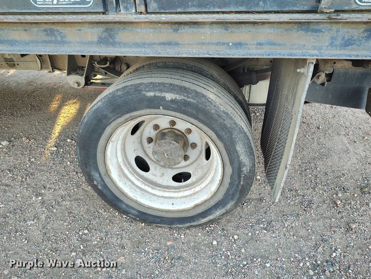 image for item IP9744 2000 Ford F450 Super Duty flatbed truck