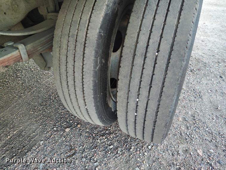 image for item IP9744 2000 Ford F450 Super Duty flatbed truck