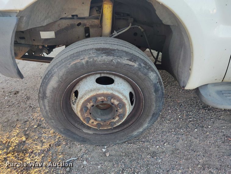 image for item IP9744 2000 Ford F450 Super Duty flatbed truck