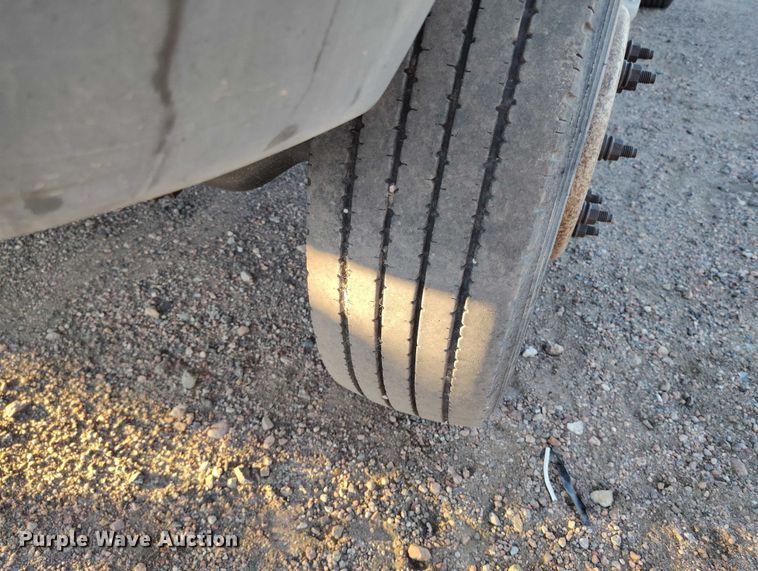 image for item IP9744 2000 Ford F450 Super Duty flatbed truck