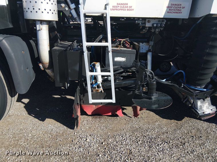 image for item JW9426 2001 GMC T7500 street sweeper truck