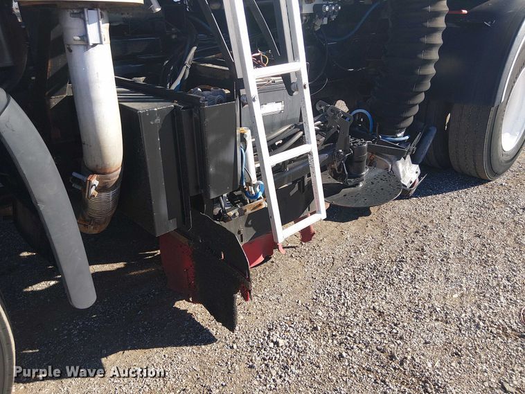 image for item JW9426 2001 GMC T7500 street sweeper truck