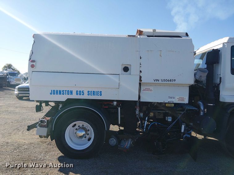 image for item JW9426 2001 GMC T7500 street sweeper truck
