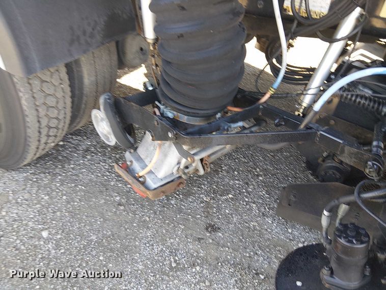 image for item JW9426 2001 GMC T7500 street sweeper truck