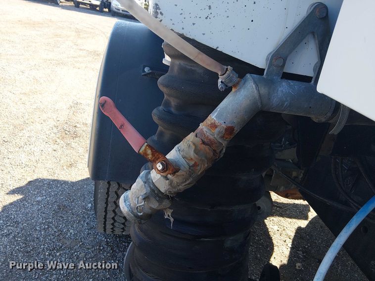 image for item JW9426 2001 GMC T7500 street sweeper truck