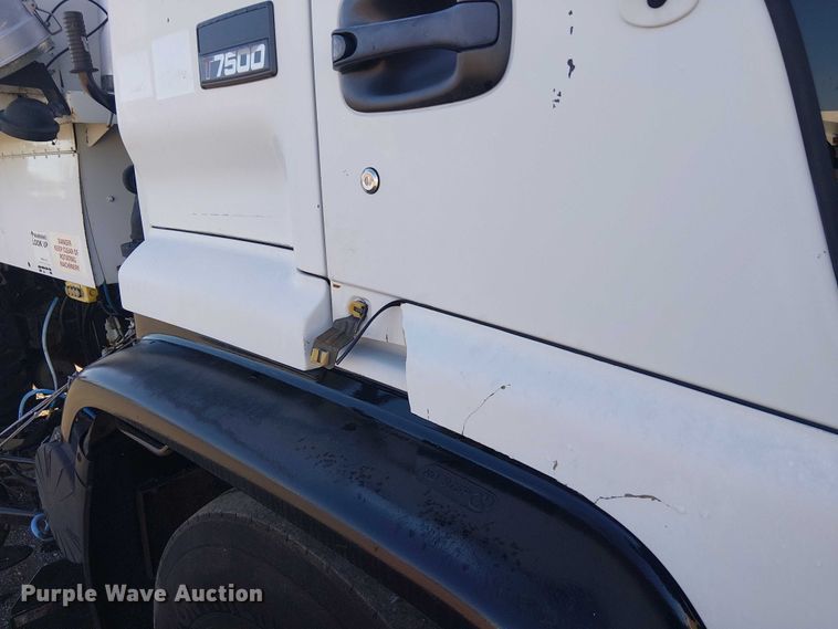 image for item JW9426 2001 GMC T7500 street sweeper truck