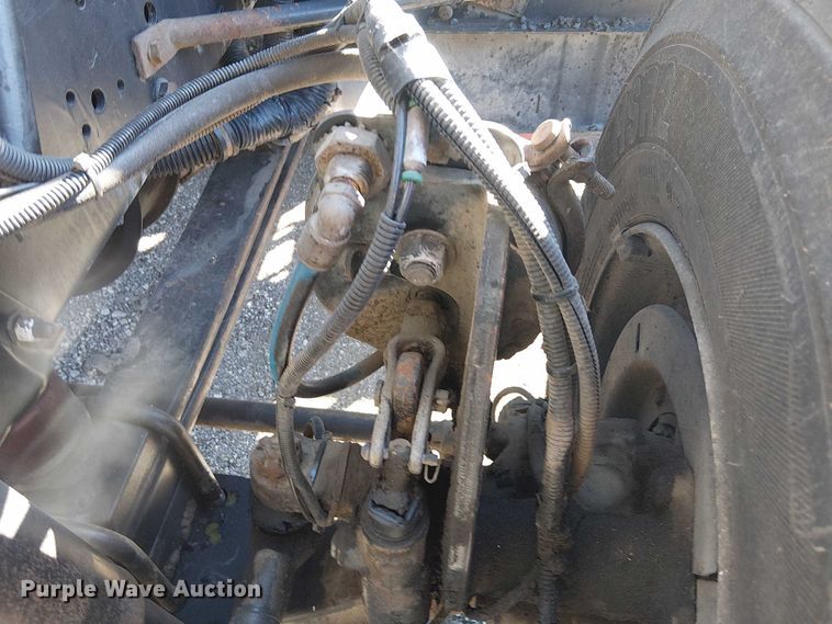 image for item JW9426 2001 GMC T7500 street sweeper truck