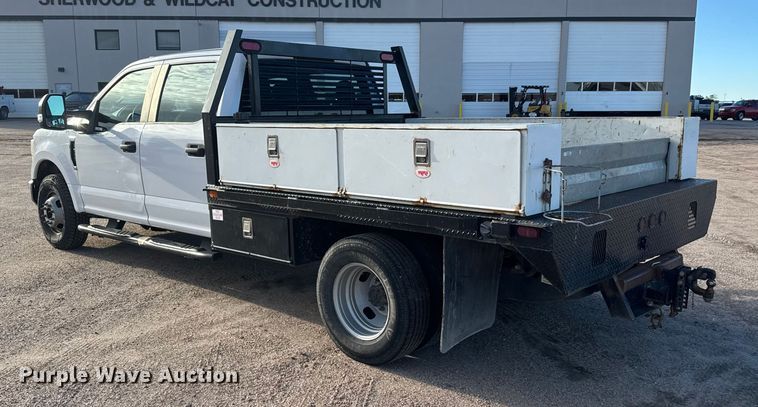 image for item NA9811 2020 Ford F350 Super Duty  Crew Cab flatbed pickup truck