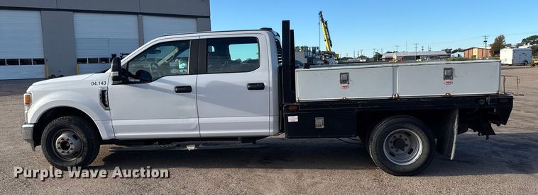 image for item NA9811 2020 Ford F350 Super Duty  Crew Cab flatbed pickup truck