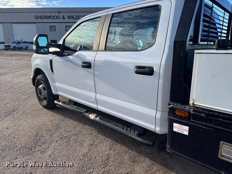 image for item NA9811 2020 Ford F350 Super Duty  Crew Cab flatbed pickup truck