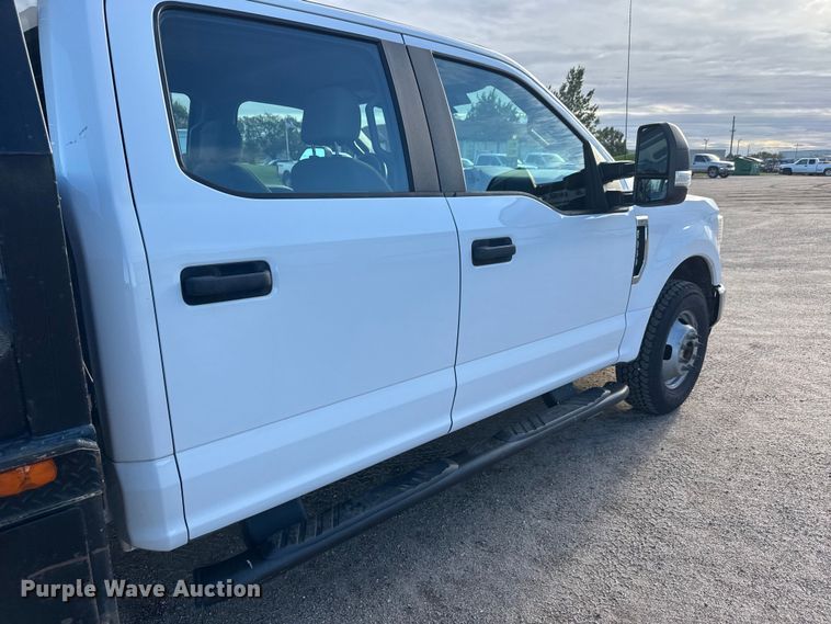 image for item NA9811 2020 Ford F350 Super Duty  Crew Cab flatbed pickup truck