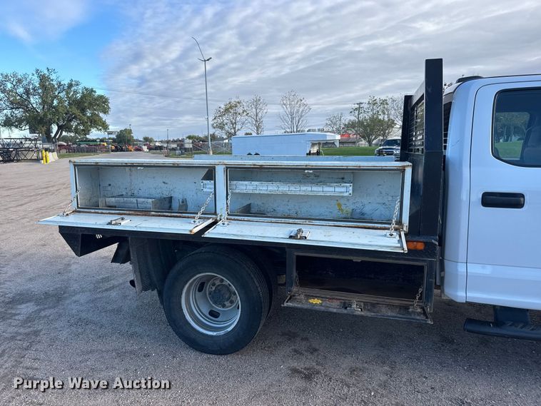 image for item NA9811 2020 Ford F350 Super Duty  Crew Cab flatbed pickup truck