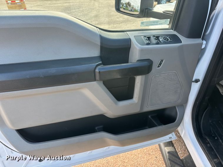 image for item NA9811 2020 Ford F350 Super Duty  Crew Cab flatbed pickup truck