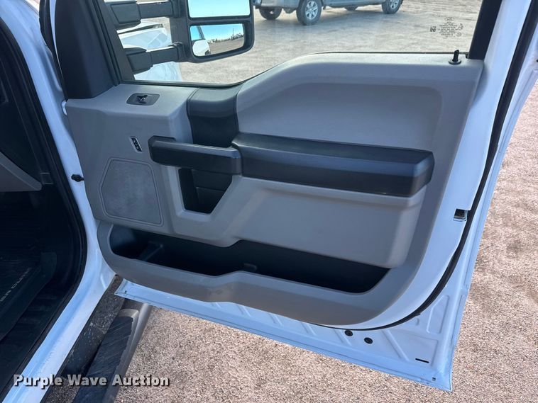 image for item NA9811 2020 Ford F350 Super Duty  Crew Cab flatbed pickup truck