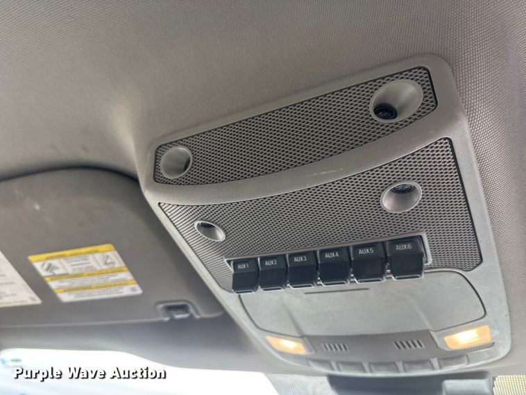 image for item NA9811 2020 Ford F350 Super Duty  Crew Cab flatbed pickup truck