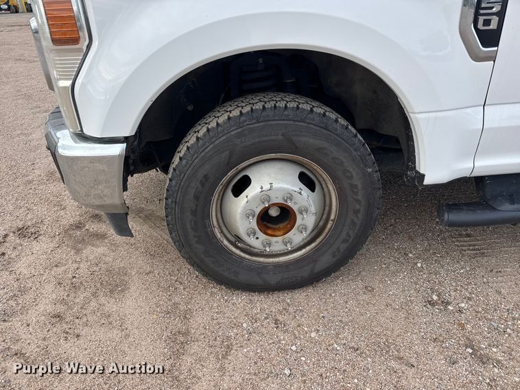 image for item NA9811 2020 Ford F350 Super Duty  Crew Cab flatbed pickup truck