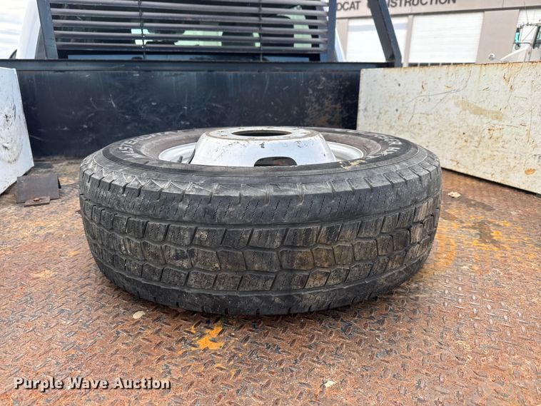 image for item NA9811 2020 Ford F350 Super Duty  Crew Cab flatbed pickup truck