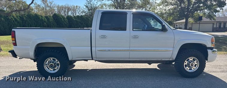 image for item NA9829 2003 GMC Sierra 2500 Crew Cab pickup truck