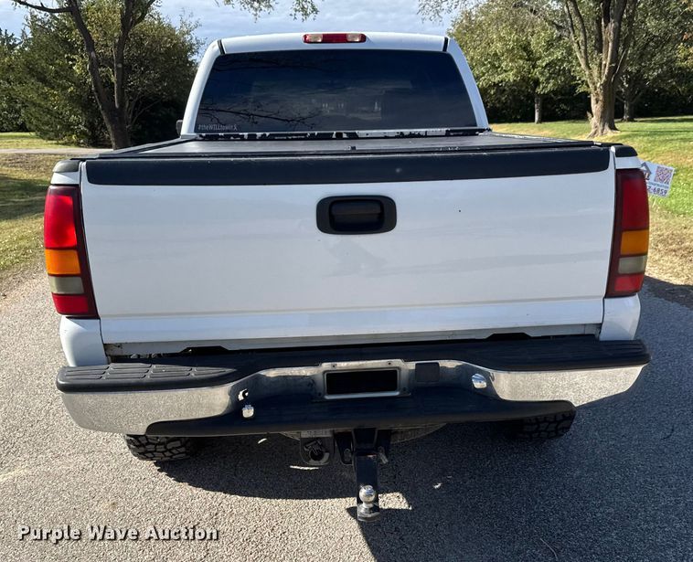 image for item NA9829 2003 GMC Sierra 2500 Crew Cab pickup truck