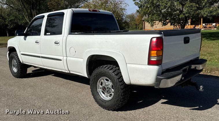 image for item NA9829 2003 GMC Sierra 2500 Crew Cab pickup truck