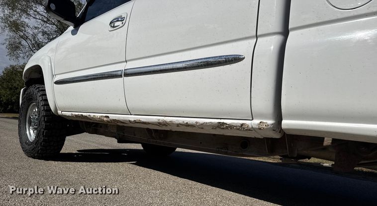 image for item NA9829 2003 GMC Sierra 2500 Crew Cab pickup truck