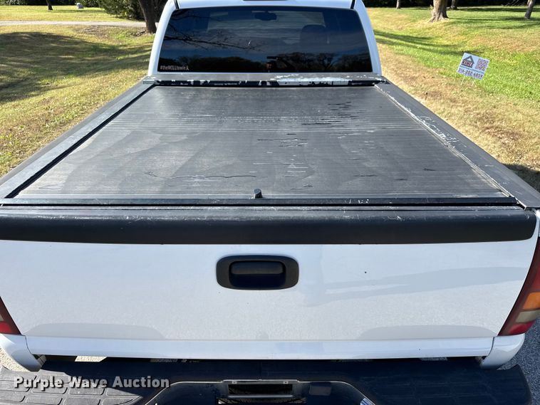 image for item NA9829 2003 GMC Sierra 2500 Crew Cab pickup truck