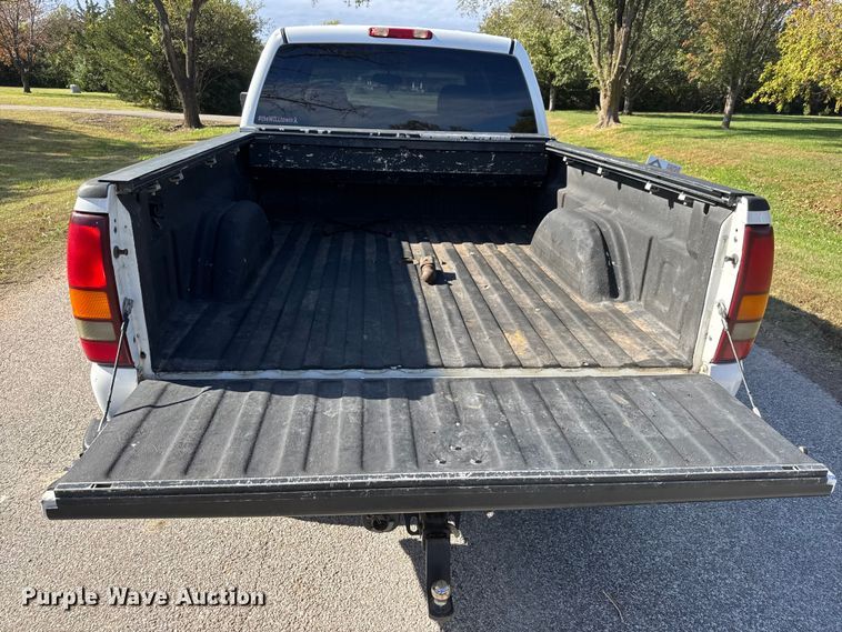 image for item NA9829 2003 GMC Sierra 2500 Crew Cab pickup truck