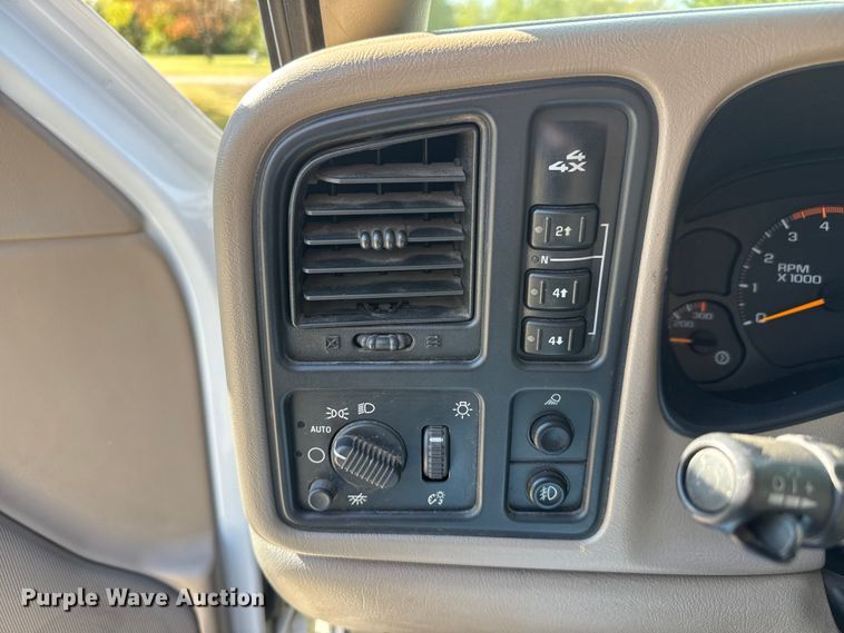 image for item NA9829 2003 GMC Sierra 2500 Crew Cab pickup truck