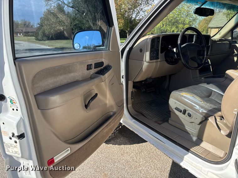 image for item NA9829 2003 GMC Sierra 2500 Crew Cab pickup truck