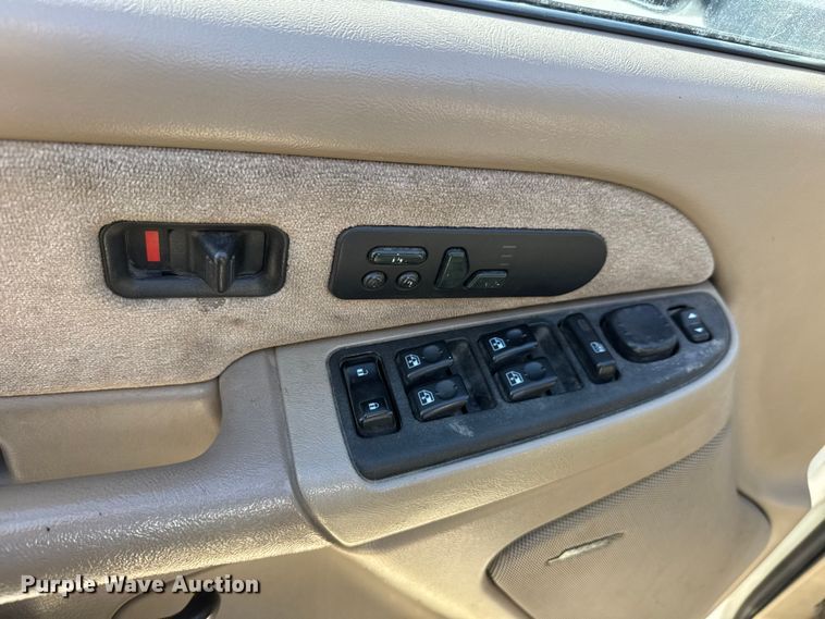 image for item NA9829 2003 GMC Sierra 2500 Crew Cab pickup truck