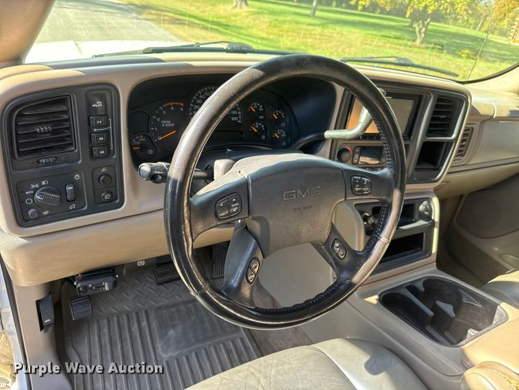 image for item NA9829 2003 GMC Sierra 2500 Crew Cab pickup truck