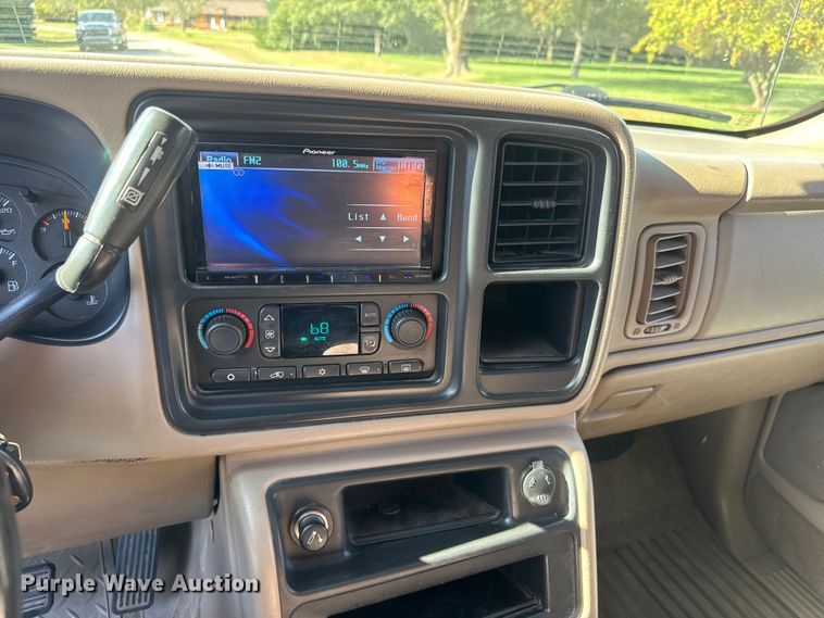 image for item NA9829 2003 GMC Sierra 2500 Crew Cab pickup truck