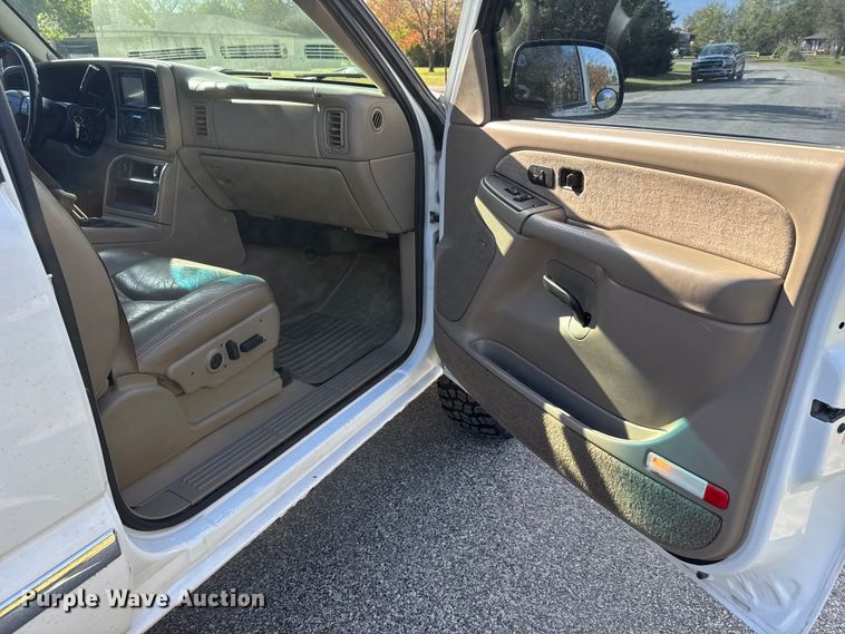 image for item NA9829 2003 GMC Sierra 2500 Crew Cab pickup truck