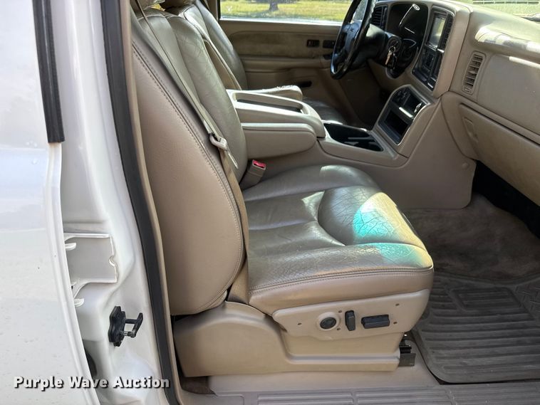 image for item NA9829 2003 GMC Sierra 2500 Crew Cab pickup truck