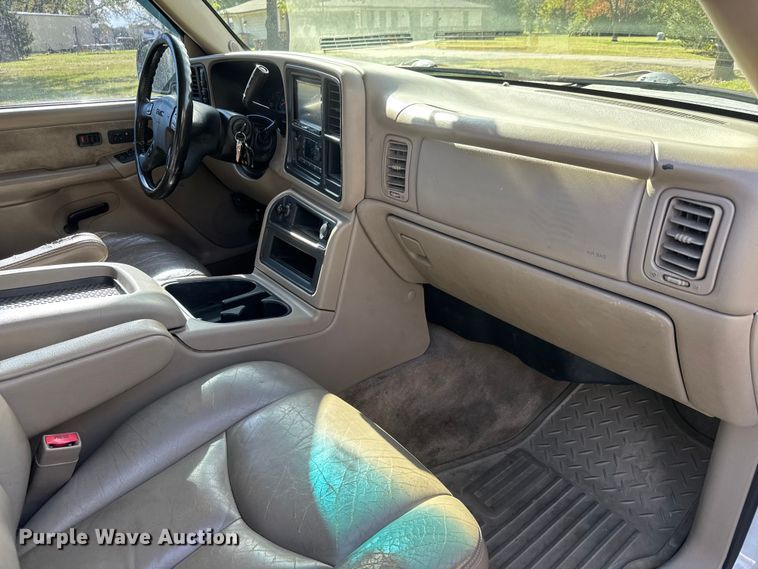 image for item NA9829 2003 GMC Sierra 2500 Crew Cab pickup truck