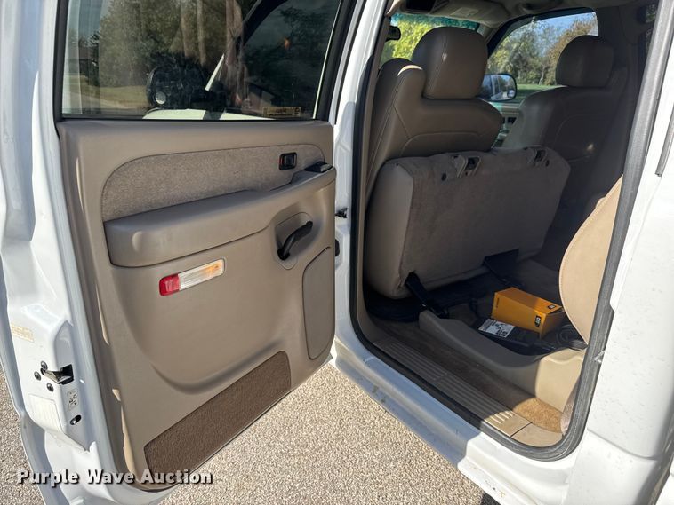 image for item NA9829 2003 GMC Sierra 2500 Crew Cab pickup truck