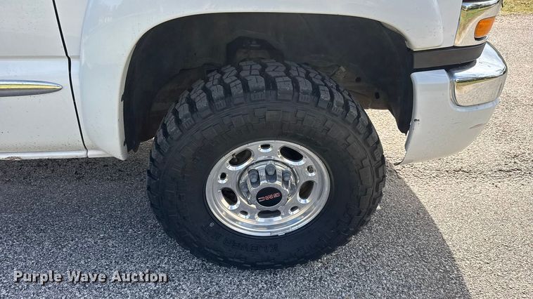 image for item NA9829 2003 GMC Sierra 2500 Crew Cab pickup truck