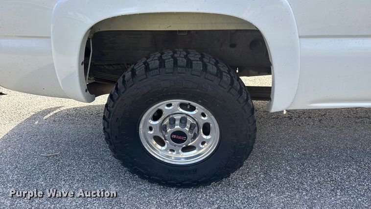 image for item NA9829 2003 GMC Sierra 2500 Crew Cab pickup truck