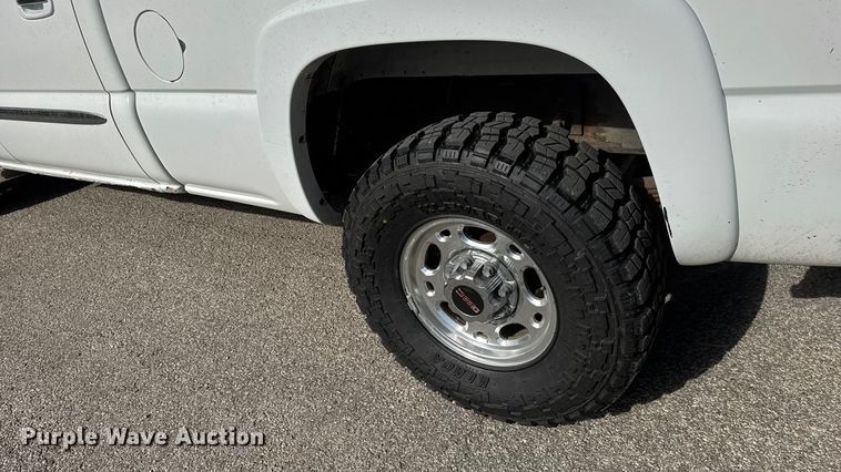 image for item NA9829 2003 GMC Sierra 2500 Crew Cab pickup truck