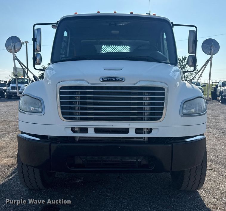 image for item NU9621 2011 Freightliner Business Class M2 flatbed truck