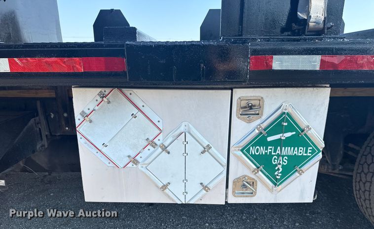 image for item NU9621 2011 Freightliner Business Class M2 flatbed truck