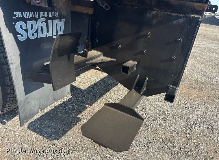 image for item NU9621 2011 Freightliner Business Class M2 flatbed truck