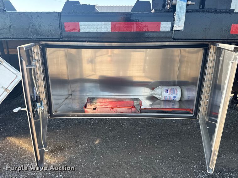 image for item NU9621 2011 Freightliner Business Class M2 flatbed truck