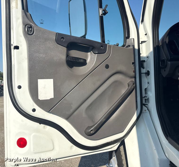 image for item NU9621 2011 Freightliner Business Class M2 flatbed truck