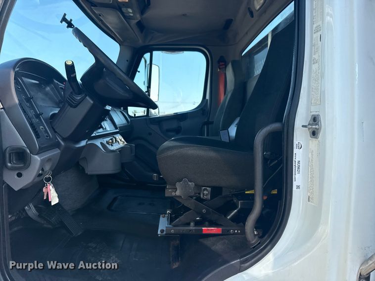 image for item NU9621 2011 Freightliner Business Class M2 flatbed truck