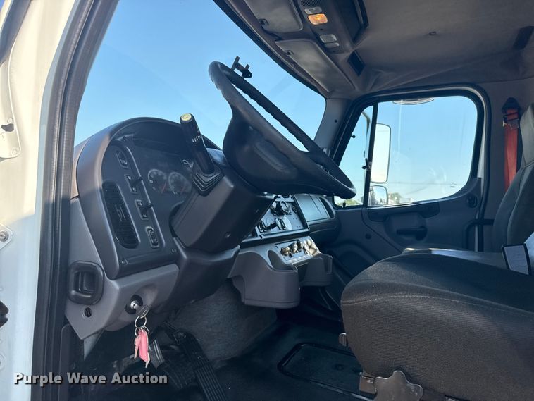 image for item NU9621 2011 Freightliner Business Class M2 flatbed truck