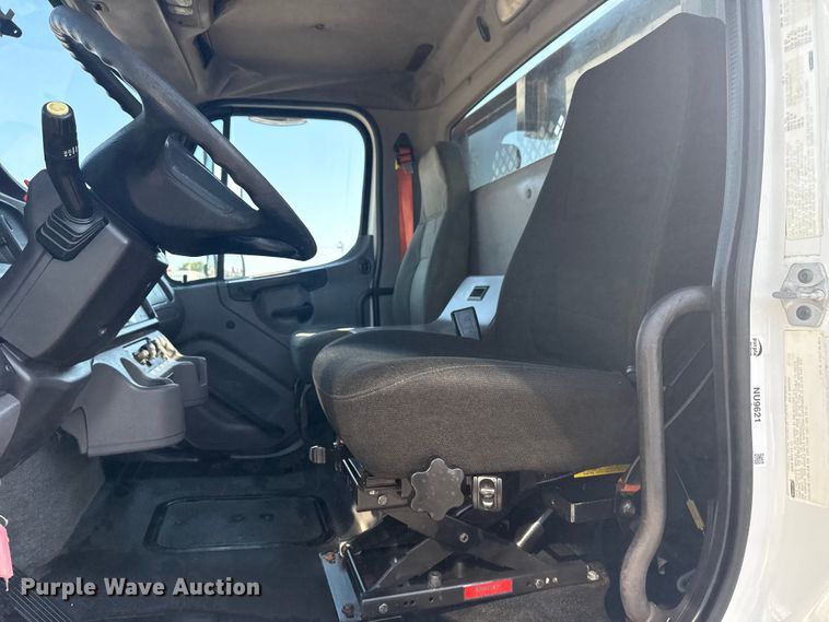 image for item NU9621 2011 Freightliner Business Class M2 flatbed truck