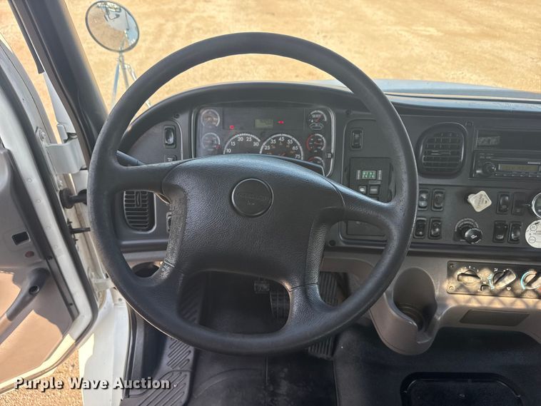 image for item NU9621 2011 Freightliner Business Class M2 flatbed truck