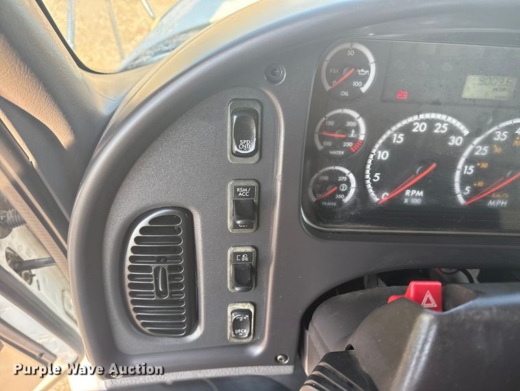 image for item NU9621 2011 Freightliner Business Class M2 flatbed truck